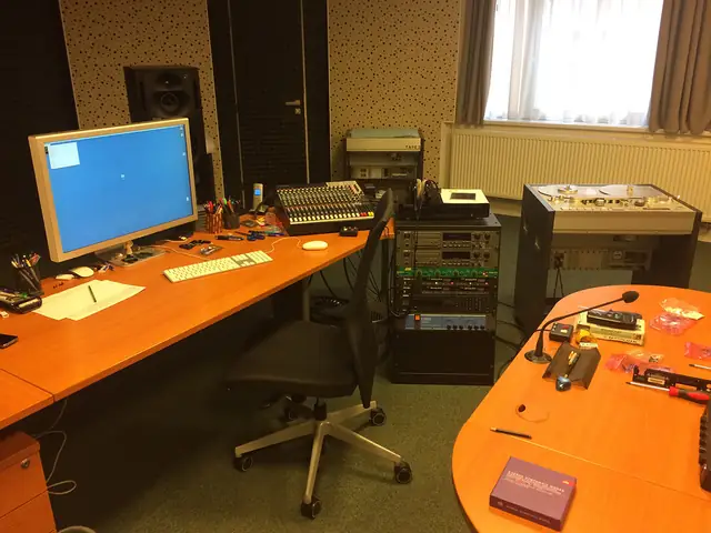 Mastering: the sound engineer’s desk – comparative listening of the cut, the history of the recording and of various processing technologies. Studio Martínek, Prague.